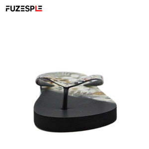 Chanclas Modernas con Diseño Floral para Mujer, Parte Superior Negra en Contraste, Suela Flexible con Tracción, Secado Rápido, Sandalias de Verano para Patio, Chanclas Brasileñas - Product Image 3