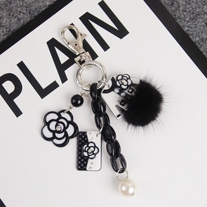 Porte-clés élégant camélia noir et blanc, breloque de sac classique avec perles et chaîne, <span class=keywords><strong>pompon</strong></span> en fausse fourrure, cadeau pour femme - Product Image 4