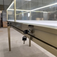 Vitrine de présentation de bijoux haut de gamme en acier inoxydable plaqué titane, verre trempé transparent, éclairage LED pour centres commerciaux