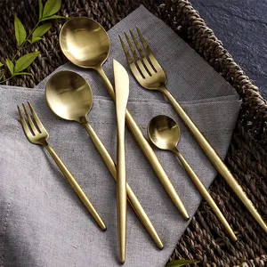 Venda por atacado de facas e garfos em aço inox 304 estilo simples alças redondas para restaurante hotel Portugal talheres banhados a ouro