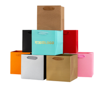 Sac de shopping en carton de luxe avec logo personnalisé, poignée en ruban, laminage, recyclable, emballage cadeau en kraft pour boutique de détail, épicerie