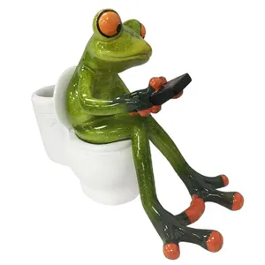 定制家居装饰收藏可爱青蛙雕像装饰瓷器搞笑浴室青蛙坐在厕所雕像上发短信