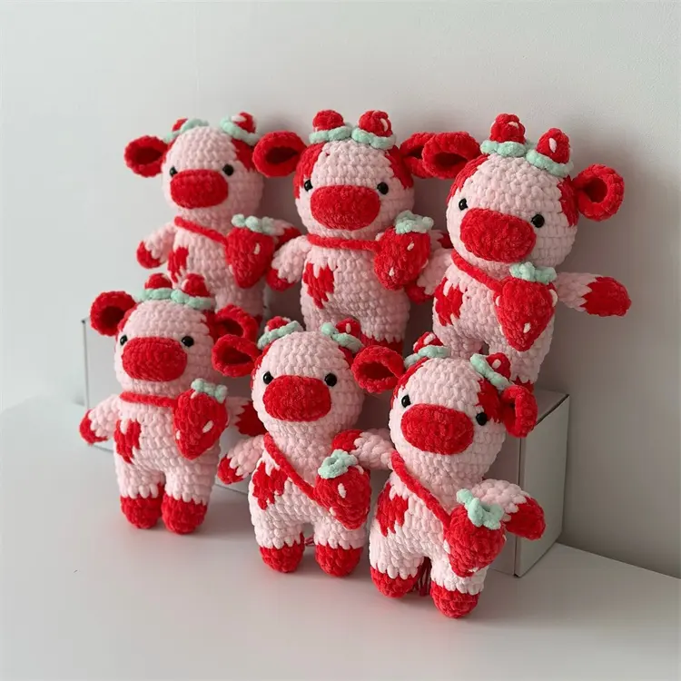 Bebé niñas regalo hecho a mano relleno fresa animal vaca bebé animal peluche crochet vaca muñeca