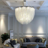Long escalier de salon contemporain vintage grand plafond éclairage suspendu grand led luxe hôtel moderne lustres en cristal