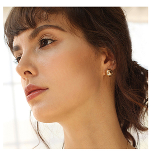 Pendientes Huggies minimalistas de aro de plata de ley chapados en oro - Product Image 3