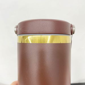 Vaso de 30 oz con Tapa Abatible y Popote, Recubierto de Chocolate y Bañado en Oro Espejo por Debajo - Product Image 4