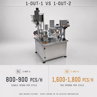 Machine de remplissage et de scellage rotative pour cuillères à miel, idéale pour les salons de thé, les hôtels, les petits-déjeuners, et l'emballage individuel de portions de miel en cuillères plastiques.