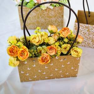 Sac à main en papier imperméable et écologique en papier kraft pour l'emballage de la floriculture avec poignées - Product Image 3