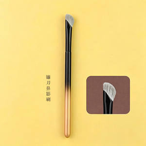 Pinceau à paupières en forme de faucille, poils d'animaux, tête angulaire pour estomper et sculpter les ombres latérales, manche en bois, pinceau de maquillage Cangzhou - Product Image 1