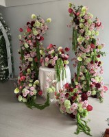 Arche de mariage florale H23 sur le thème de la forêt enchantée, ornée de mousse suspendue et de murs floraux décoratifs