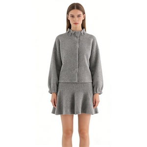 Ensemble 2 pièces en tricot gris pour femme - Manches bouffantes oversize et mini-jupe évasée - Tenue tendance - Product Image 1