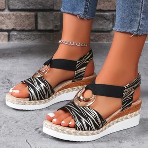 Sandalias de Verano para Mujer, Estilo Europeo Americano, Tallas Grandes, con Correa de Hebilla de Una Sola Tira y Plataforma Metálica - Product Image 1