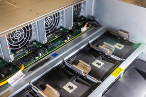 Servidor Supermicro SYS-521GE-TNRT 5U, Doble Intel Xeon de 5ª Generación, 16 DIMM, 4TB RAM, 8 Bahías NVMe SATA, 2000W, Rojo Titanio, Redundante, para GPU - Product Image 6