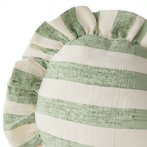 Coussin décoratif en coton rayé de luxe avec volants en forme de cœur, esthétique coquette, style shabby chic, pour la décoration du lit et du canapé - Product Image 4