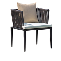 Table de salle à manger d'extérieur moderne avec cadre en aluminium et chaises en rotin, livrée avec coussins pour jardin ou restaurant