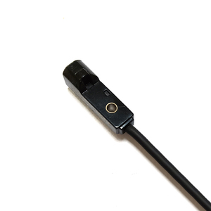 Sensor de proximidad inductivo rectangular mini de 3 hilos, tipo difuso, PNP NC 500HZ, magnético - Product Image 1