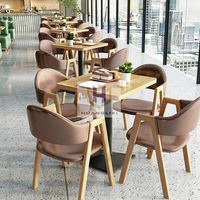 Ensemble de meubles de restaurant au design moderne, table à manger en bois de couleur personnalisée avec 4 chaises pour les salons de thé, les cafés, les cuisines et les hôtels
