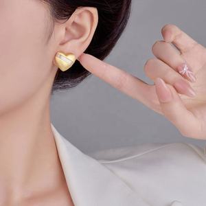 Boucles d'oreilles clous en forme de cœur brossées en métal plaqué or cuivre tendance et exquises pour femmes, style occidental doux - Product Image 6