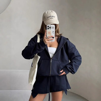 Ensemble deux pièces décontracté printemps pour femme : sweat à capuche brodé à manches longues et short de sport uni avec cordon de serrage