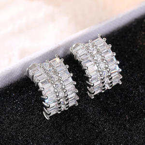 Pendientes de Diamantes en Oro Blanco E3516, Corte Esmeralda, Engaste de Puntas, Geométricos, Clásicos, Joyería Fina para Mujer - Product Image 4