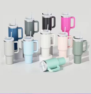 Vaso de acero inoxidable con aislamiento al vacío de doble capa. Disponible para entrega. Ideal para fiestas. Incluye tapa y pajita. - Product Image 1