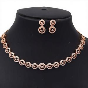 ชุดสร้อยคอวงกลมชุบทองสำหรับผู้หญิง ประดับด้วยเพชรคิวบิกเซอร์โคเนีย พร้อมต่างหูเข้าชุด วัสดุอัลลอยด์ เหมาะเป็นของขวัญสำหรับงานหมั้น เครื่องประดับแฟชั่น - Product Image 1