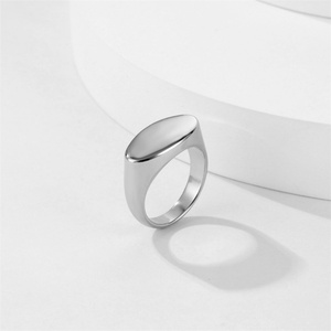 Anillo de Mujer con Diseño Moderno y Delicado, Anillo de Acero Inoxidable Ovalado, Anillos de Oro Personalizables - Product Image 2