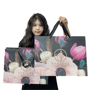 लोगो डिज़ाइन के साथ थोक अनुकूलित प्रिंट फूलों का गुलदस्ता उपहार बॉक्स शॉपिंग पैकेजिंग बैग
