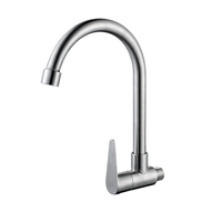 Robinet de cuisine moderne et durable en acier inoxydable 304 à col de cygne à arc élevé et simple dans le mur d'un hôtel