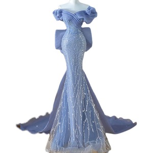 <span class=keywords><strong>Abito</strong></span> <span class=keywords><strong>Lungo</strong></span> Elegante Lavorato a Maglia in <span class=keywords><strong>Raso</strong></span> Blu Nebbia con Paillettes e Fiocco con Spalle Scoperte e Strascico 2024 - Product Image 1