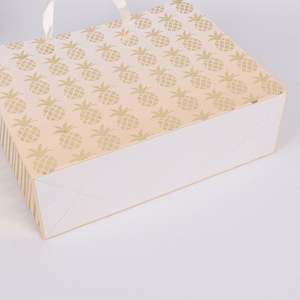 ถุงกระดาษช้อปปิ้งสีน้ำตาลพิมพ์โลโก้สั่งทำพิเศษจาก KM China Wholesale พร้อมหูหิ้วริบบิ้นสำหรับงานโปรโมชั่น - Product Image 5