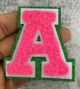 Hot Hồng Chenille Thư Các Bản vá lỗi <span class=keywords><strong>s</strong></span>ắt trên bảng chữ cái với màu xanh lá cây long lanh vá cho Túi Giày phụ kiện chấp nhận tùy chỉnh bản vá thiết kế - Product Image 1