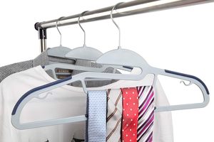 Cintres à linge durables avec coussinets antidérapants Cintres à glissement facile et peu encombrant pour fermer Lot de 50 cintres en plastique, - Product Image 4