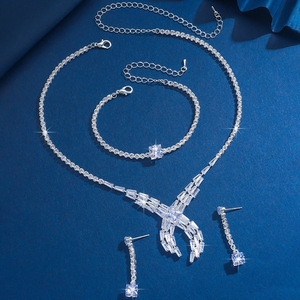 Collar de Moda - Ideal para Bodas y Otros Eventos. Elegante y lujoso, con cadenas brillantes y cristales. - Product Image 6