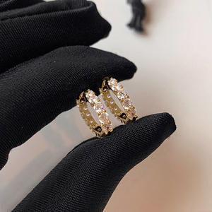 E4356 ต่างหูแบบห่วง 15 มม. ชุบทองทรงกลมประดับเพชรเซอร์คอนสไตล์คลาสสิกเครื่องประดับสำหรับงานปาร์ตี้สำหรับทุกเพศ - Product Image 4