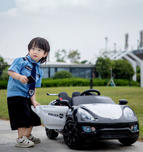 Auto Eléctrico de Policía para Niños, con Tracción en las Cuatro Ruedas, Control Remoto, para Niños de 2 a 4 Años, con Batería, Construcción de ABS - Product Image 2