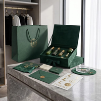 Boîte rigide de luxe personnalisée en velours vert foncé avec ruban et insert floqué pour kit de cosmétiques et produits de soin de la peau
