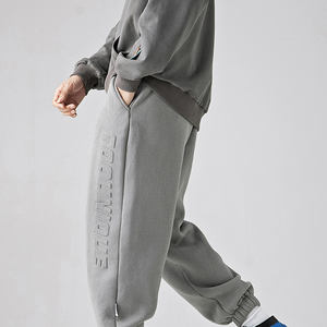 Pantalon de survêtement personnalisé hip hop de qualité, élégant, grand et grand, entrejambe bas, logo personnalisé en relief, joggers pour hommes - Product Image 3