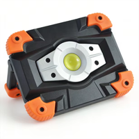 Projecteur à corps métallique lumineux avec batterie intégrée, inclinaison horizontale à 180°, portable pour les travaux de chantier