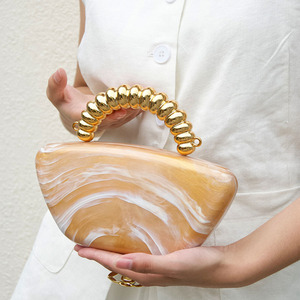 Bolso de mano de acrílico marmoleado estilo francés con asas de cuentas doradas y cierre magnético, que exuda una elegancia suave, refinada y minimalista para la noche. - Product Image 2