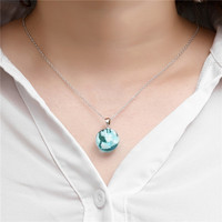 Collier pendentif Transparent en résine, chaîne à boule bleu ciel blanc, fait à la main, créatif et durable