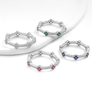 خاتم إصبع من ذيل البرسيم للنساء بأربع أوراق شجر قابلة للتكديس S925 من الفضة الإسترلينية S925 - Product Image 1