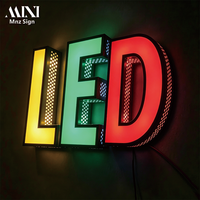 Panneaux publicitaires extérieurs personnalisés avec enseignes lumineuses 3D sur le devant et enseignes lumineuses sur les côtés
