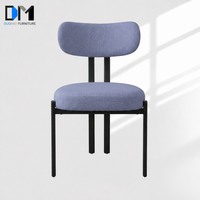Chaise de salle à manger moderne DM, assise ronde en lin crème, structure tubulaire noire mate, dossier fendu, couleur personnalisée OEM, vente en gros