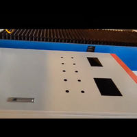 Machine de découpe laser à bras simple pour panneaux de porte d'armoire thermolaqués et boîtes de distribution électrique