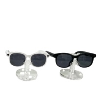 Lunettes intelligentes à monture en titane blanc et noir avec verres foncés sur présentoirs