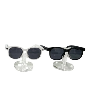 Gafas Inteligentes con Marco de Titanio y Plástico Blanco y Negro con Lentes Oscuras en Exhibidores - Product Image 1