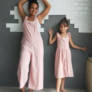 कस्टम ग्रीष्मकालीन माँ और बेटी के कपड़े 100% कपास आरामदायक नरम माँ और बेटी के कपड़े