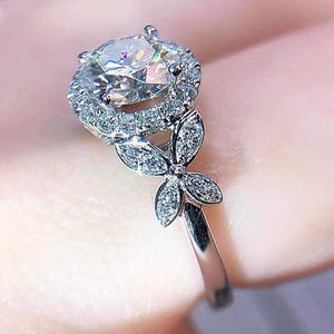 T0944 Anello di Fidanzamento Classico da Donna con Diamante Naturale Taglio Brillante Rotondo e Montatura Halo - Product Image 2