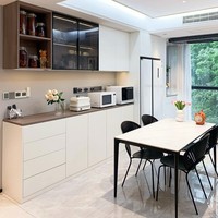 Armoire sur mesure Shangzheng Sz-106, style minimaliste luxueux, en bois massif, avec étagères multi-niveaux. Armoire haute de cuisine.
